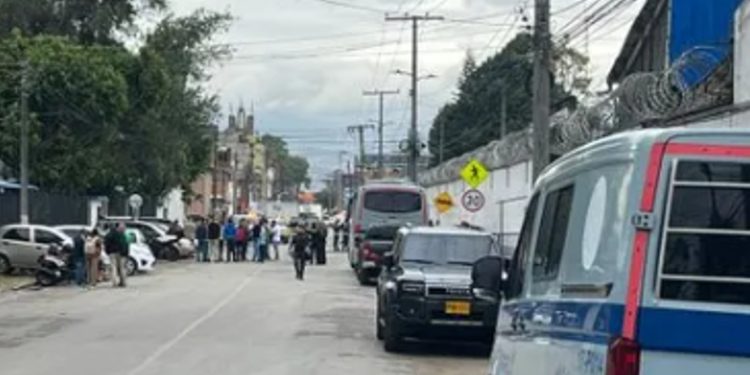 Identifican a las víctimas del atentado sicarial contra funcionarios del Inpec frente a la cárcel Modelo en Bogotá