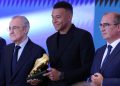 Mbappé celebra su primera Bota de Oro agradeciendo al equipo
