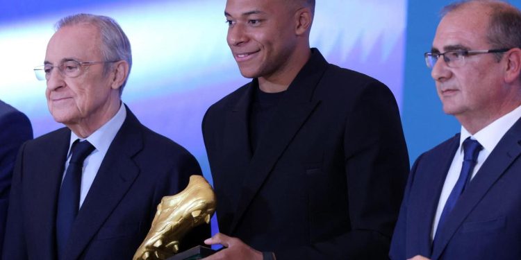 Mbappé celebra su primera Bota de Oro agradeciendo al equipo