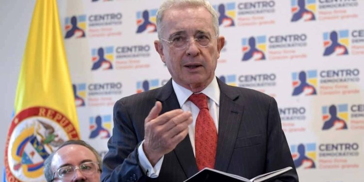 Tribunal de Bogotá absuelve a Álvaro Uribe y anula interceptaciones ilegales en su contra