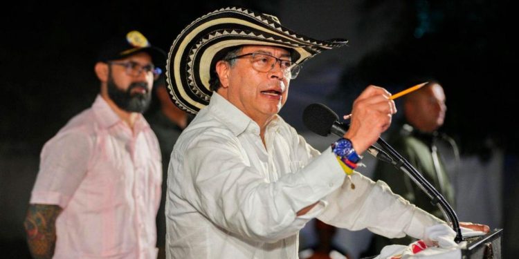 Petro presiona a Ecopetrol para vender su negocio de fracking en Texas en medio de una tormenta política y económica