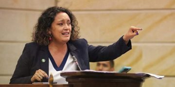 Senadora Ángela Lozano se pronuncia tras renuncia de Montealegre: “La moción de censura iba a prosperar”