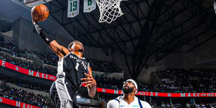 Wembanyama arrasa en su regreso y amarga el debut de Cooper Flagg