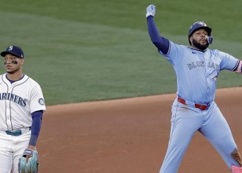 Jonrones latinos encienden la reacción de los Azulejos ante Seattle