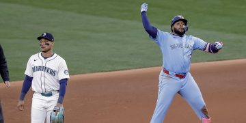 Jonrones latinos encienden la reacción de los Azulejos ante Seattle