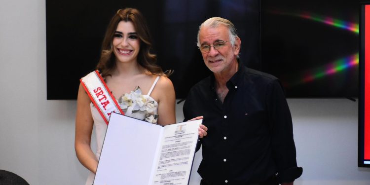 Señorita Atlántico recibe decreto para participar en el Concurso Nacional de Belleza