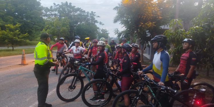 Policía de Tránsito de Bolívar adelanta campaña de educación vial dirigida a ciclistas en el corredor Turbaco–Cartagena