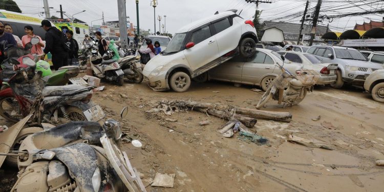 Elevan a 465 los muertos por las inundaciones en Tailandia e Indonesia