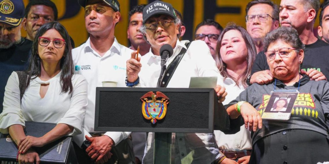 Explota nuevo escándalo: abren investigación contra Petro por subir a la tarima a jefes de bandas en Medellín