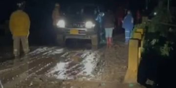 Creciente súbita arrastra un vehículo en Silvania: un muerto y tres desaparecidos