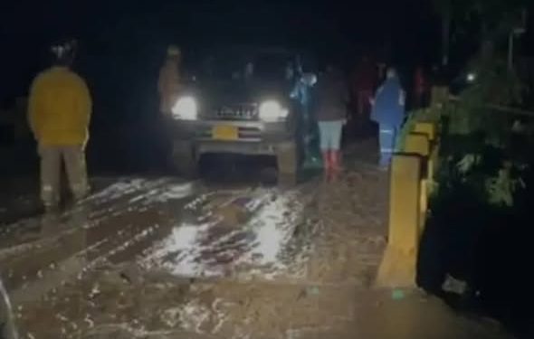 Creciente súbita arrastra un vehículo en Silvania: un muerto y tres desaparecidos