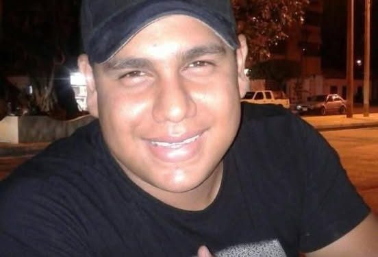 ๐๐ป ๐ฒ๐๐๐ฎ๐ฑ๐ผ ๐ฑ๐ฒ๐น๐ถ๐ฐ๐ฎ๐ฑ๐ผ ๐ ๐ฏ๐ฎ๐ท๐ผ ๐ฐ๐๐๐๐ผ๐ฑ๐ถ๐ฎ ๐ฝ๐ผ๐น๐ถ๐ฐ๐ถ๐ฎ๐น ๐ฝ๐ฒ๐ฟ๐บ๐ฎ๐ป๐ฒ๐ฐ๐ฒ ๐๐น ๐ฃ๐ฟ๐ถ๐ป๐ฐ๐ถ๐ฝ๐ฎ๐น ๐ฆ๐ผ๐๐ฝ๐ฒ๐ฐ๐ต๐ผ๐๐ผ ๐ฑ๐ฒ ๐น๐ฎ ๐บ๐๐ฒ๐ฟ๐๐ฒ ๐ฑ๐ฒ ๐ ๐ฎ๐ฟ๐ถ๐๐ผ๐น ๐๐ฎ๐น๐น๐ฒ๐๐๐ฎ๐ ๐๐ฟ๐ผ๐ฐ๐ต๐ฒ๐ฟ๐ผ