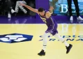 Doncic, LeBron y Reaves impulsan a los Lakers a los cuartos de final de la Copa de la NBA