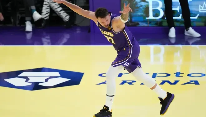 Doncic, LeBron y Reaves impulsan a los Lakers a los cuartos de final de la Copa de la NBA