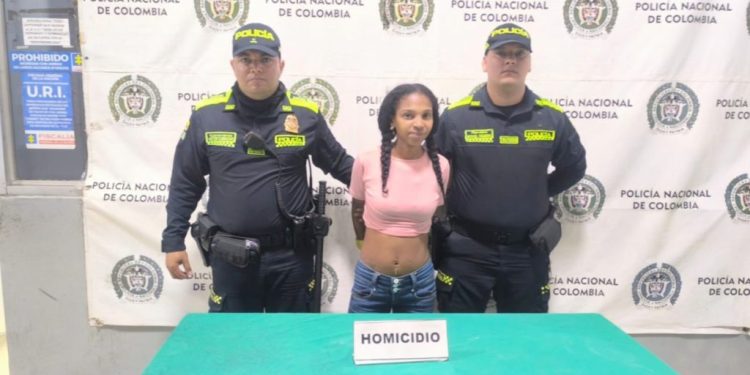 Aseguran a mujer acusada de asesinar a un hombre durante una riña en Barranquilla