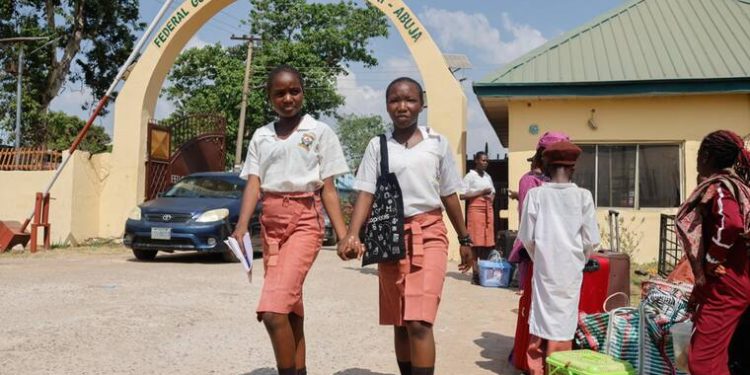 Secuestro masivo en Nigeria: más de 200 estudiantes y 12 docentes continúan en manos de un grupo armado