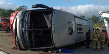 Al menos tres muertos y quince heridos tras volcamiento de bus en la vía Panamericana