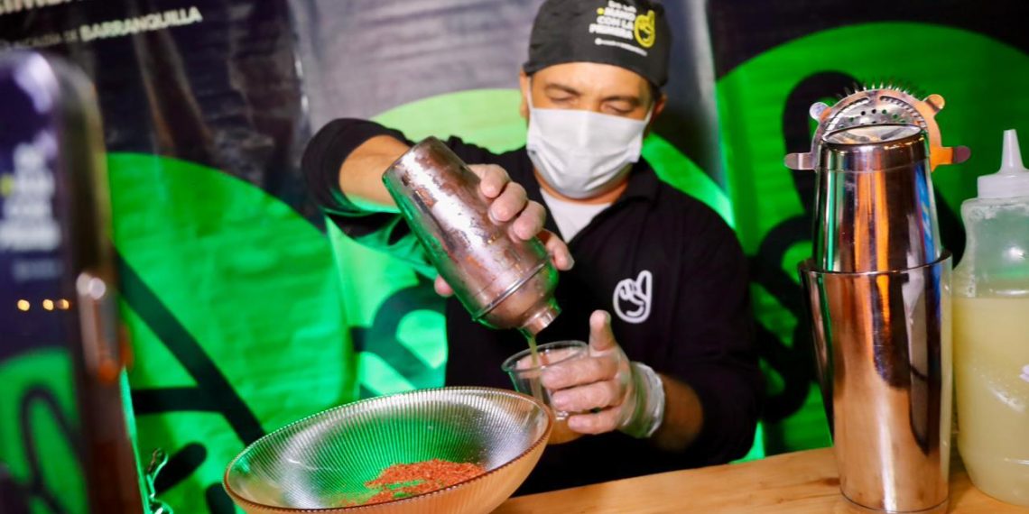 Beneficiarios de cursos de cocina y coctelería ‘De la Mano con la Primera’, presentes en Expodrinks 2025