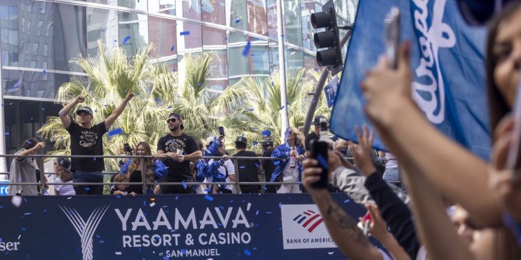 Los Dodgers tiñen de azul las calles de Los Ángeles