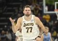 Doncic brilla con 44 puntos en su regreso y guía a los Lakers a la victoria