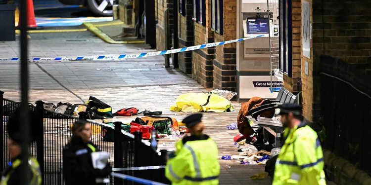 Ataque con arma blanca en tren de Cambridge deja varios heridos; hay dos detenidos