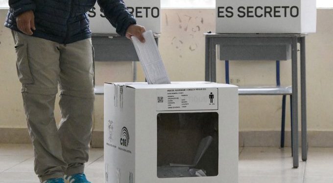 Ecuador: 12 % de los electores votó en la primera hora del referéndum, según el CNE