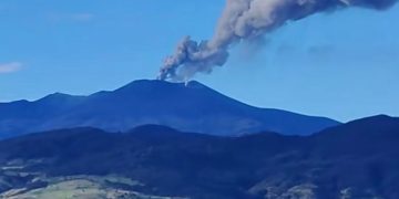 Volcán Puracé pasa a alerta naranja por fuerte incremento en su actividad