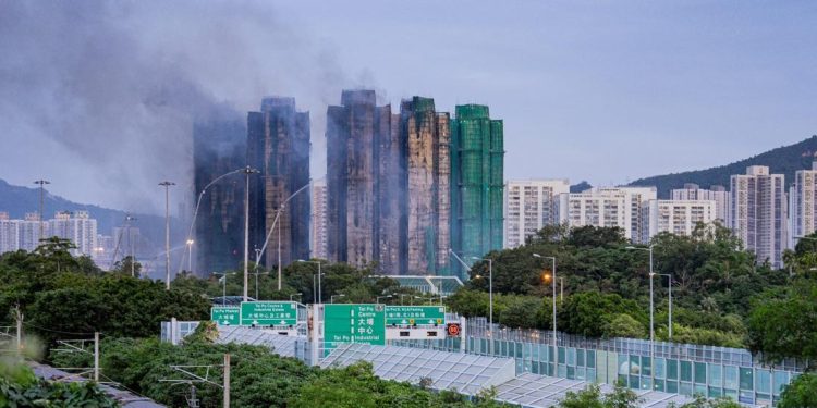 Incendio en complejo residencial de Hong Kong deja un saldo trágico y cientos de desaparecidos