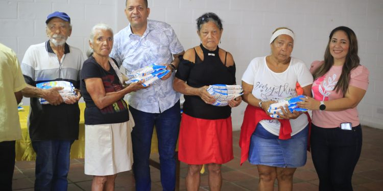 Más de 1.500 adultos mayores de Malambo reciben alimentos de alto valor nutricional