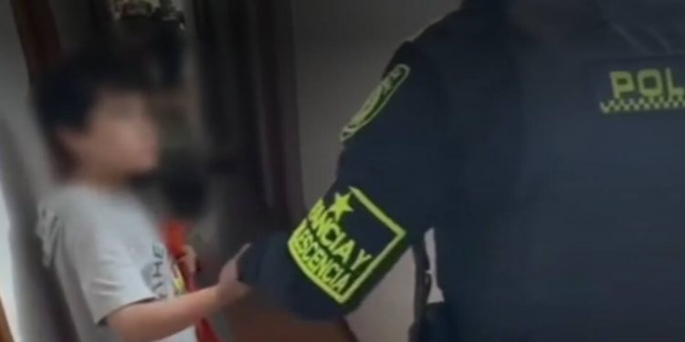 Rescatan a niño de 8 años que pedía comida desde un tercer piso en Suba