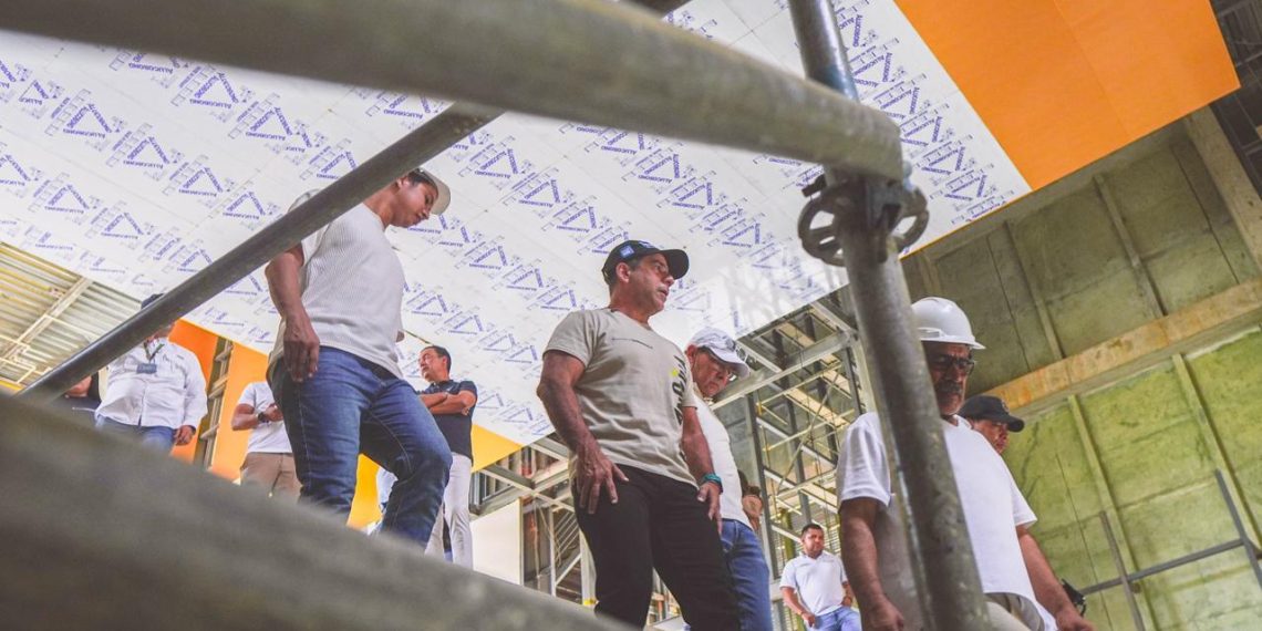 Alcalde Char supervisa llegada al MAMB del mural de Obregón Las cosas del aire