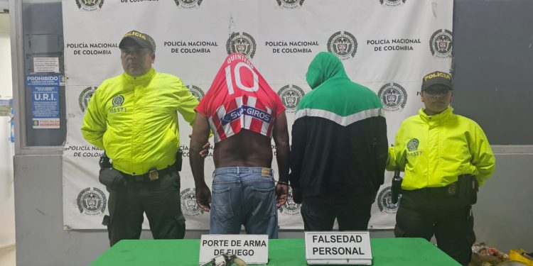 Capturados dos hombres armados que pretendían asaltar bus intermunicipal en Sabanalarga