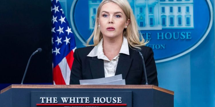 Detienen a mujer vinculada familiarmente con la portavoz de la Casa Blanca por presunta violación migratoria