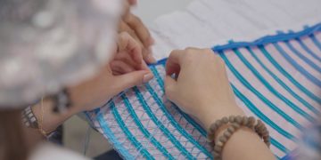 La esperanza florece en sus manos: mujeres de El Buen Pastor confeccionaron vestido de la reina del Carnaval 2026