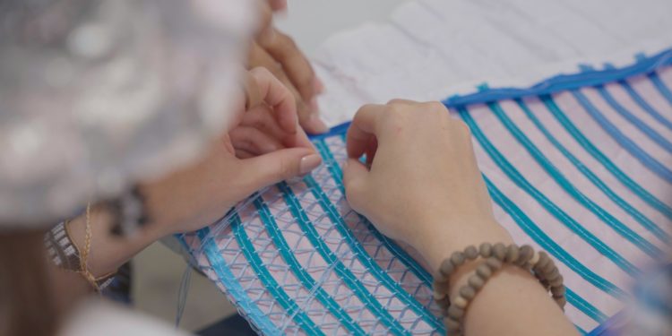 La esperanza florece en sus manos: mujeres de El Buen Pastor confeccionaron vestido de la reina del Carnaval 2026
