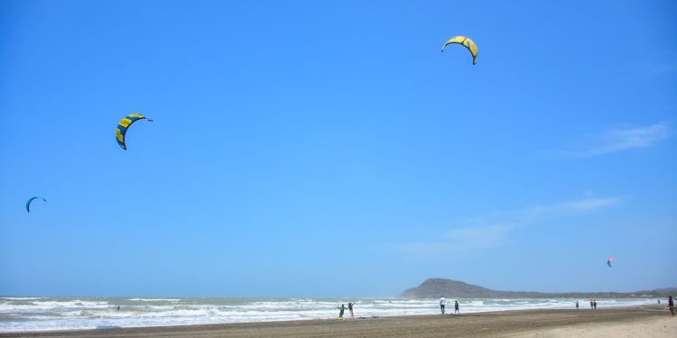 Gobernador Eduardo Verano exhibe la ‘Bandera Azul’ ante líderes de la infraestructura del país