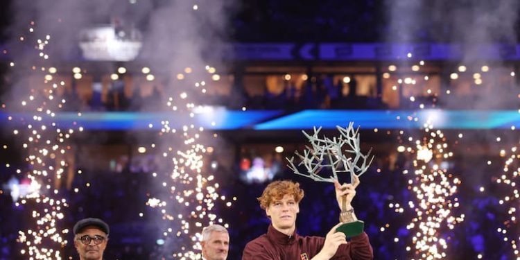 Jannik Sinner vuelve a brillar: el italiano conquista París y recupera el número uno del mundo