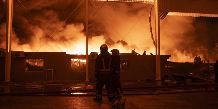 Explosión en polo industrial de Ezeiza deja 15 heridos y afecta operación aérea en Buenos Aires