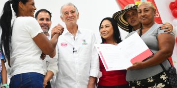 Gobierno de Eduardo Veranos lleva felicidad a 500 familias de Manatí gracias a las titulaciones de ‘Mi Casa Bacana’