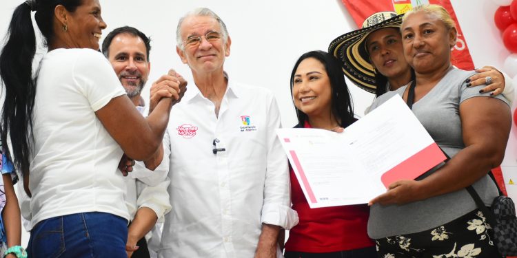 Gobierno de Eduardo Veranos lleva felicidad a 500 familias de Manatí gracias a las titulaciones de ‘Mi Casa Bacana’