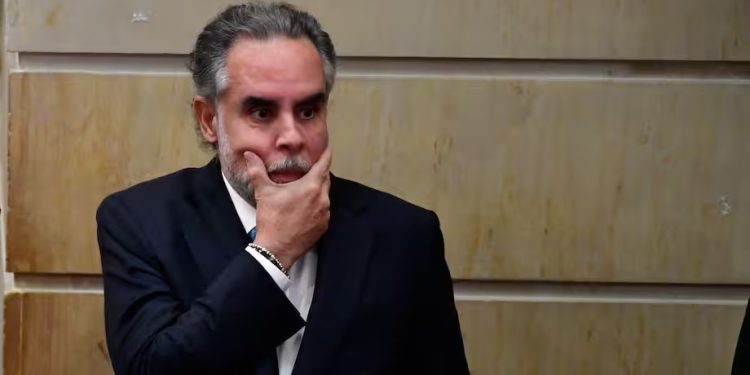 Allanamiento, préstamo millonario y pelea con magistrada: el nuevo lío que tiene contra las cuerdas a Armando Benedetti