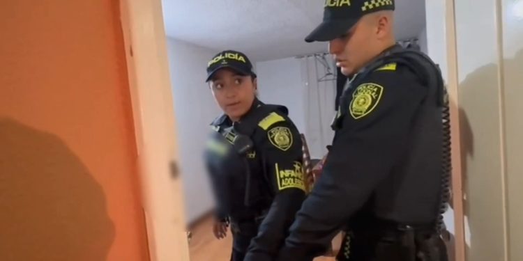 Rescatan a niño de 8 años abandonado en su vivienda en Suba: pedía comida desde una ventana