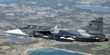 ¿Compensación social o maquillaje? Crece el debate por compra de aviones Gripen