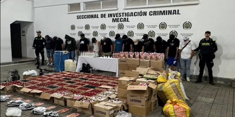 Desmantelan fábrica ilegal de licor en Cali: producían bebidas adulteradas para la Feria y fin de año; 13 capturados