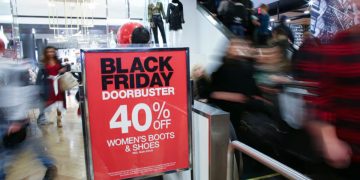SIC sanciona a 10 empresas por irregularidades en promociones del Black Friday 2024