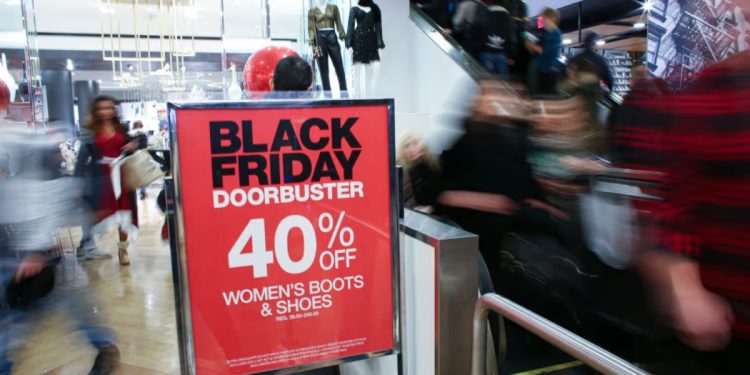 SIC sanciona a 10 empresas por irregularidades en promociones del Black Friday 2024