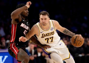 Doncic brilla sin LeBron y guía a los Lakers a una nueva victoria