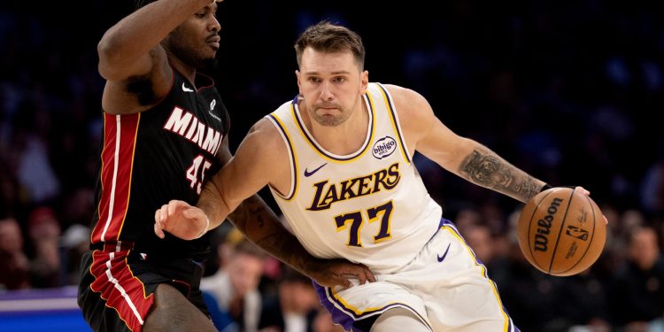 Doncic brilla sin LeBron y guía a los Lakers a una nueva victoria