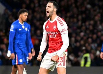 Chelsea resiste y frena al líder en un derbi intenso