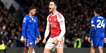 Chelsea resiste y frena al líder en un derbi intenso